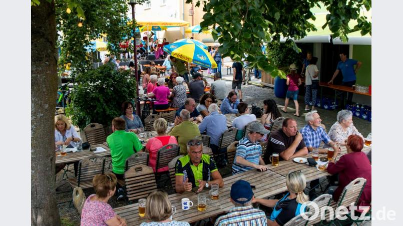Seit vielen Jahren feiert die Stadtkapelle Windischeschenbach ihr Pfingstfest rund um die Wolframstub&#039;n. Bild: sml