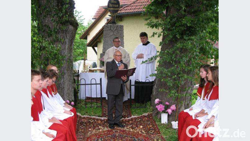 Am ersten Altar in Eisersdorf trug Lektor Hans Steinkohl die Lesung und die Fürbitten vor. Bild: jzk