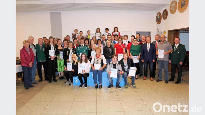 Zu den Erfolgen bei der Gaumeisterschaft 2019 gratulierten den Schützen aus den Vereinen des Schützenhaus Steinwald Gauschützenmeister Wolfgang Schlicht (rechts), Gausportleiter Daniel Kaßeckert (Sechster von rechts) sowie Erbendorfs Bürgermeister Hans Donko (Vierter von rechts). Bild: bsc