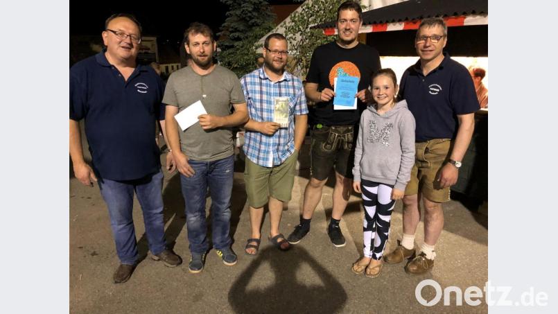 Die Gewinner der Tombola mit Glücksfee Liane. Dazu gratuliert Kassier Bernhard Wührl (links) und Vorsitzender Hermann Ach (rechts). Bild: gi