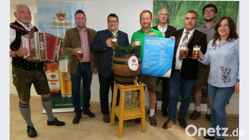 Die Veranstalter warben bei der Bierprobe für das Wackersdorfer Bürgerfest im Juli. Bild: Hirsch