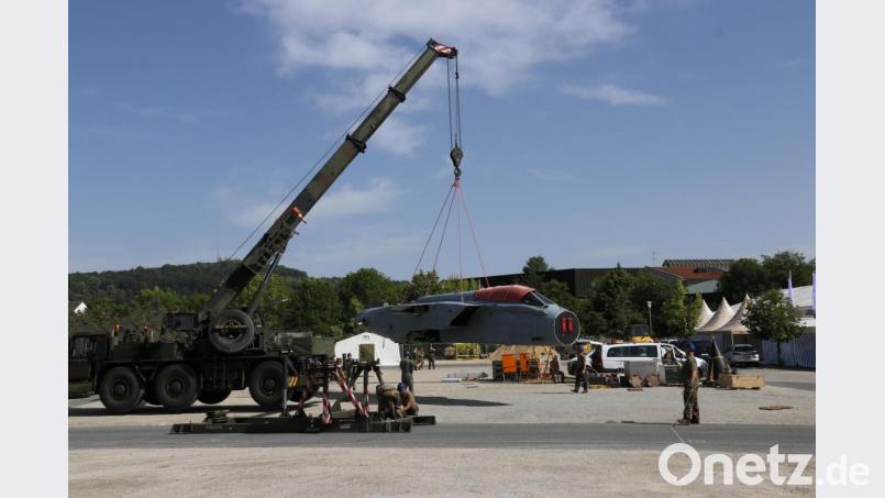 Soldaten der Panzerbrigade 12 &quot;Oberpfalz&quot; heben den Rumpf einen Tornado-Kampfjets an seinen Position. Das Flugzeug ist Teil der Ausstellung beim Tag der Bundeswehr in Cham. Bild: Hauptfeldwebel Jäger/Panzerbrigade 12