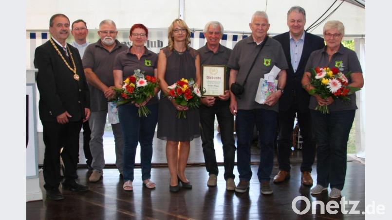 Anlässlich seiner 50-Jahr-Feier ehrt der Stopselclub Gebenbach einige Mitglieder (von links): Bürgermeister und Schirmherr Peter Dotzler, Pfarrvikar Christian Preitschaft, Helmut Hentschke, Maria Hentschke, Vorsitzende Sonja Seidel, Norbert Hager, Peter Nitsche, Landrat Richard Reisinger und Angela Nitsche. Bild: exb