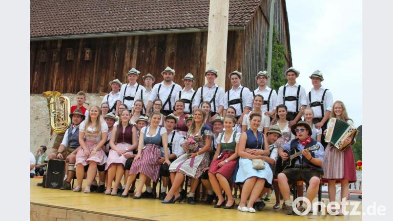 Die 16 Utzenhofener Kirwapaare ließen es über Pfingsten drei Tage lang krachen. Bild: aun