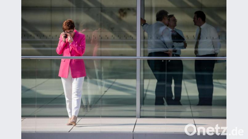Annegret Kramp-Karrenbauer, Bundesvorsitzende der CDU, telefonierend auf der Terrasse des Bundestages. Wird sie Kanzlerkandidatin? Und ist das jetzt überhaupt wichtig? Bild: Michael Kappeler/dpa