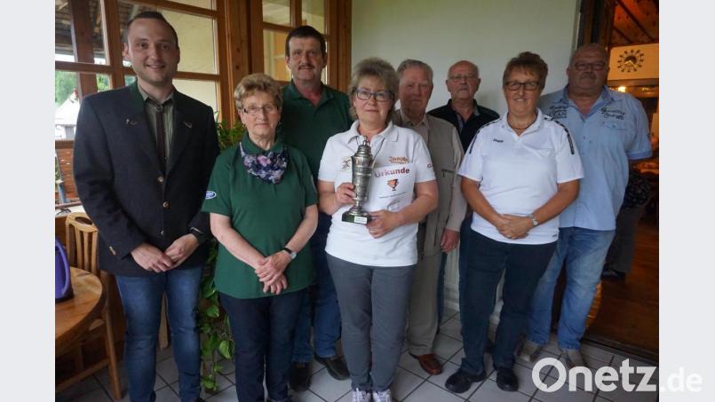 Schützenmeisterin Marlene Kohlmeier (Mitte) vom Schützenverein Schönsee mit dem Wanderpokal, eingerahmt von den Schützenmeistern und besten Schützen der weiteren Vereine sowie Schützenmeister Martin Hanauer (links) von den Frauenstein-Schützen Gaisthal. Bild: see