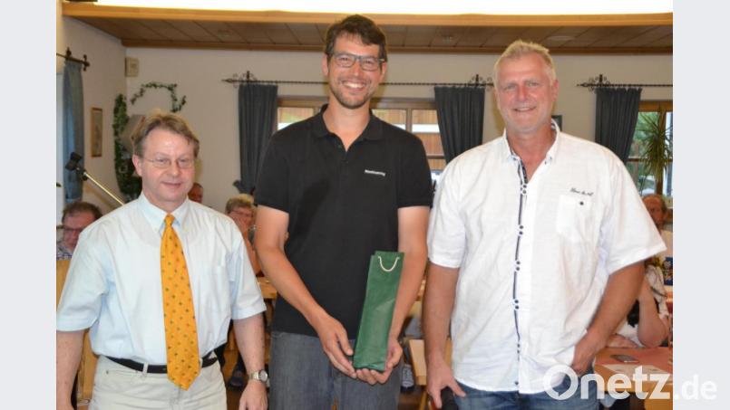Die Heimatring-Vorsitzenden Heiner Vierling (rechts) und Norbert Uschald (links) danken Maschinenring- Geschäftsführer Wolfgang Härtl für seinen informativen Vortrag. Bild: hcz