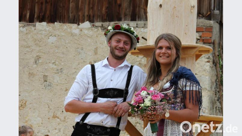So sieht ein glückliches Oberkirwapaar aus: Moritz Riehl und Verena Lautenschlager. Bild: aun