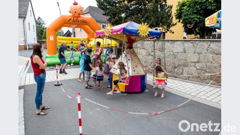 Auch die Jüngsten waren versorgt: Mit Hüpfburg und Karussell kam bei den Kindern keine Langeweile auf. Bild: sml
