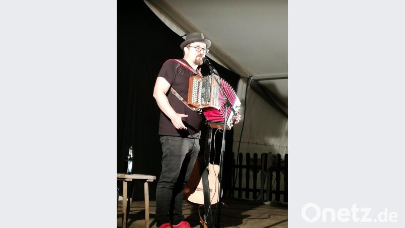 Das Kulturkastl hatte den Kabarettisten Helmut A. Binser zu Gast. Und das ganze Zelt bog sich fast den ganzen Abend vor Lachen bei seinen immer witzigen und oft sehr hintersinnigen Geschichten. Bild: brü
