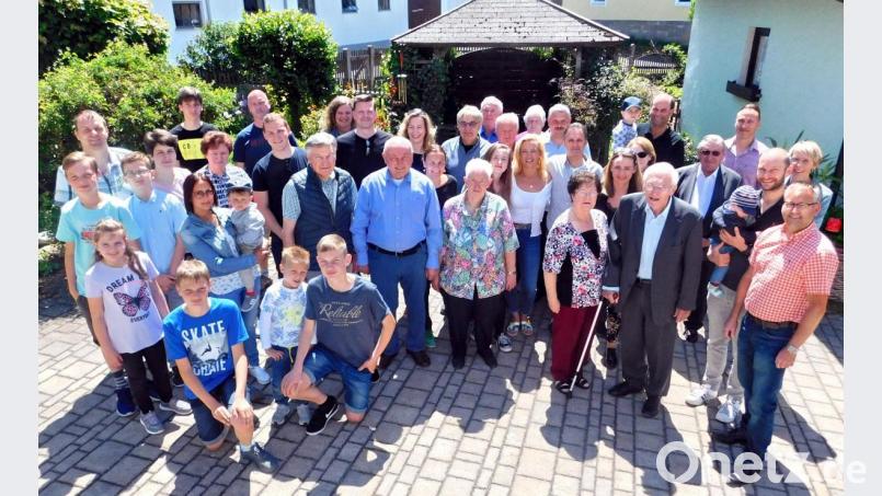 Franz Kohl (Mitte blaues Hemd) und seine Frau Resi (rechts daneben) im Kreise ihrer Großfamilie. Bild: hai