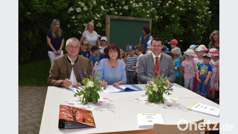 Bürgermeister Richard Tischler, Kindergartenleiterin Gabi Schönberger und der Vorsitzende des Naturparks Oberpfälzer Wald, Landrat Thomas Ebeling (von links), unterzeichneten den Kooperationsvertrag. Bild: bnr