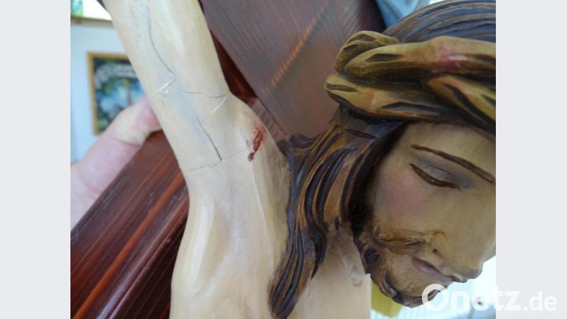 Alles wieder heil am Korpus des Heilands: Nur ein paar feine Nähte erinnern noch daran, dass während der Wallfahrt nach Altötting der rechte Arm des Gekreuzigten abgebrochen war. Doch in einer konzertierten Aktion wurde der Schaden behoben. Bild: Houschka