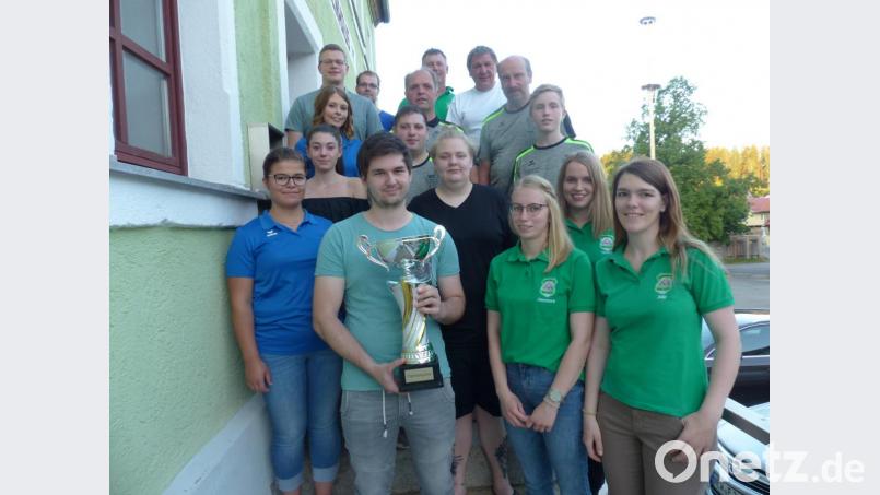 Der beste Luftgewehrschütze beim Ostmarkpokalschießen wurde Johannes Kammerer (mit Pokal). Dazu gratulieren die Sportleiterinnen Julia Eiberweiser und Theresa Bäumler (von rechts) und Vizeschützenmeister Anton Simon (hinten, Zweiter von rechts). Auch die weiteren Sieger im Schießsport erhalten Glückwünsche. Bild: sl
