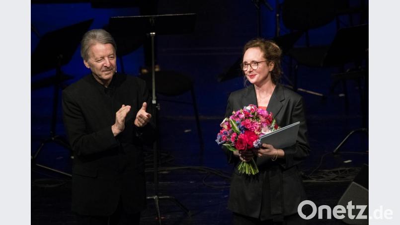 Komponistin Rebecca Saunders (rechts) ist in München mit dem Ernst von Siemens-Musikpreis ausgezeichnet worden. Peter Ruzicka, Stiftungsratsvorsitzender und Mitglied der Bayerischen Akademie der Schönen Künste, überreichte ihr die mit 250.000 Euro dotierte Auszeichnung, die auch als „Nobelpreis der Musik“ gilt. Bild: Ernst von Siemens Musikstiftung/Stefanie Loos