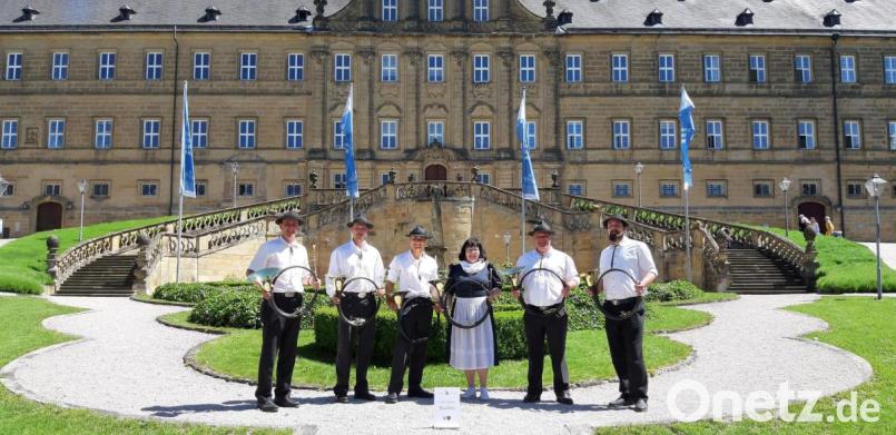 Die Kaibitzer Schloßbläser mit (von links) Johannes Eibisch, Ely Eibisch, Daniel Eibisch, Liane Preininger, Günter Veigl und Christoph Ferber spielten vor dem Schloß Banz zwei Vortragsstücke. Bild: jzk