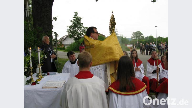 Beim vierten Altar am renovierten Wegkreuz beim Seniorenheim spendete Stadtpfarrer Konrad Amschl mit der Monstranz bei der Flurprozession letztmals den Segen. Bild: jzk