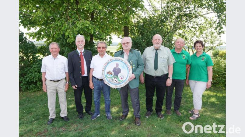 Beim Gratulieren: Franz Ries (Pferdefreunde), OSB-Präsident Franz Brunner, Geburtstagsjubilar Erich Zerbian, Gauschützenmeister Johann Dirrigl, Edi Biersack (Kleeblatt Frotzersricht), Manfred Götz und Renate Lindner (OGV Dürnsricht; von links). Bild: nib