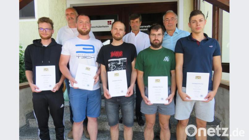 Tim Semlinger, Tino Gmach, Florian Schmidt, Lukas Nürnberger, Leonhard Riedmeier, Korbinian Beutlhauser, Außenstellenleiter Günter Dirnberger und Maximilian Faschingbauer (von links). Bild: exb