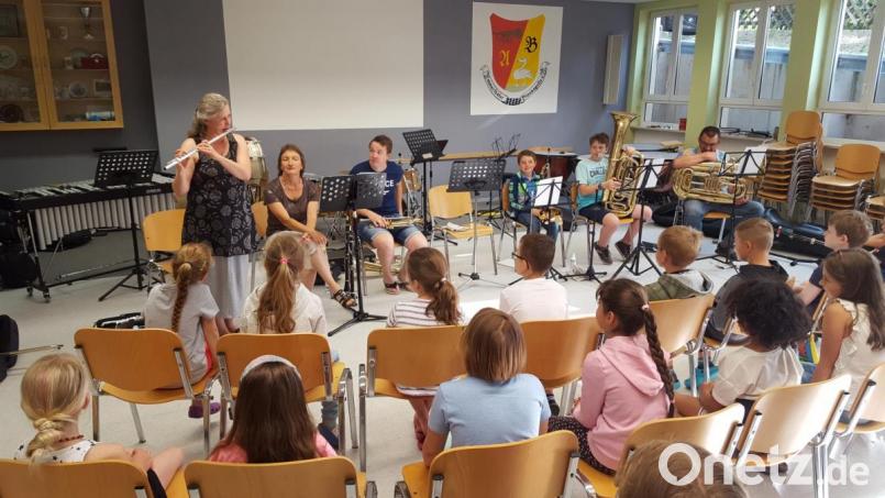 Birgitta Englhard (links) spielt hier ein kurzes Stück auf der Querflöte vor. Bild: mof