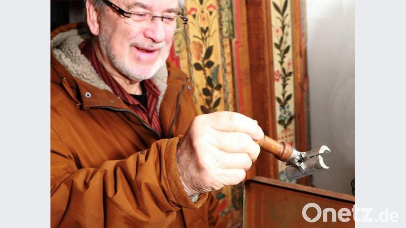 Dauerwellgerät der Firma FUVA im Heimat- und Bergbaumuseum. Auf dem Bild Friseurmeister Reinhard Härteis. Bild: njn
