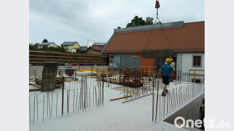 Das neue Stadtarchiv gegenüber dem Museum wächst in die Höhe: Die Bauarbeiter sind derzeit damit beschäftigt, die mittlere Wand (zwischen Treppenhaus und Technikraum) auf der Ebene zwei einzuschalen. Ein Kran hievt die schweren Bauteile hinauf. Bild: Portner