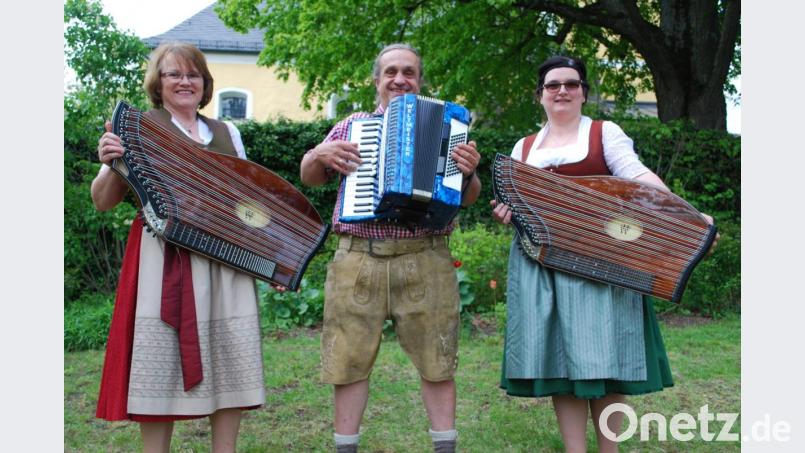 Das Ehepaar Andrea Zellner-Vitzthum und Martin Zellner (von rechts) aus Lennesrieth sowie Agnes Frischholz aus Tröbes spielen als „FrischZelln“ staade Volksmusik. Bild: tss