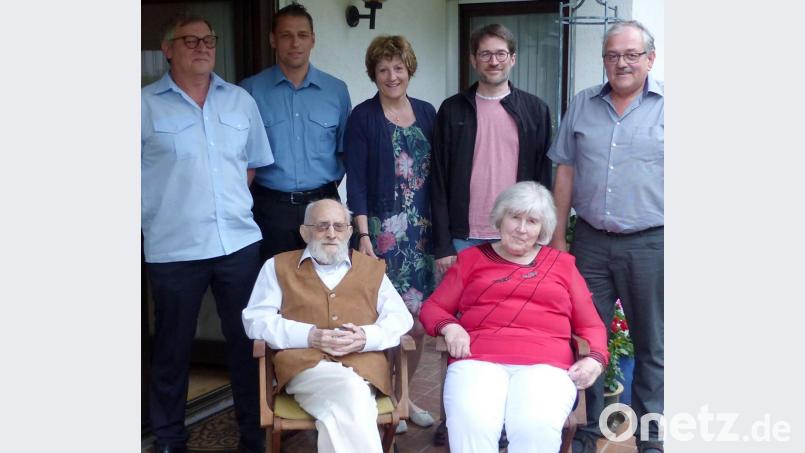 Bürgermeister Gerhard Löckler (rechts),Vorsitzender Hans Schmid und Dieter Biersack als Vertreter der Feuerwehr sowie natürlich Tochter Uschi, Sohn Christopher (stehend, von links) und Ehefrau Christa zählen den Gratulanten, als Norbert Habermeier (vorne, von rechts) seinen 85. Geburtstag feiert. Bild: lgc
