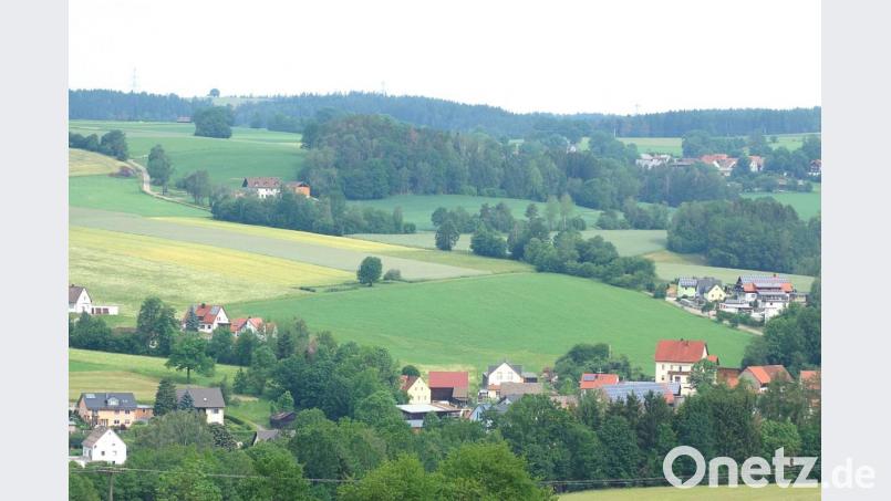 Der Trauschendorfer Weg in Kaimling hat seinen Namen vom gleichnamigen Stadtteil (rechts oben), der jedoch zur Stadt Weiden gehört. Die Anlieger richteten einen Antrag auf eine Versorgung mit Straßenleuchten an den Stadtrat. Bild: fjo