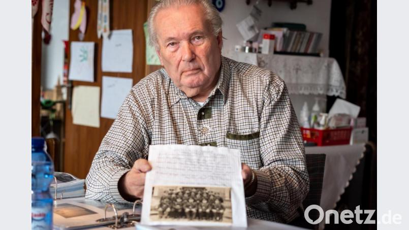 Albin Schmids Lebensmittelpunkt ist das Rote Kreuz. Seit fast 40 Jahren ist er mit &quot;Leib und Seele BRKler&quot;. Hier mit der wohl ältesten Aufnahme der Rettungskolonne Kemnath. Bild: pml