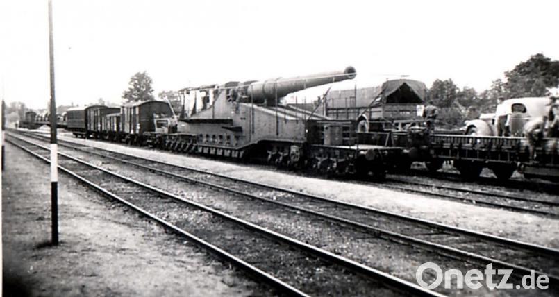 Die &quot;Dora&quot; im Original: Im April 1945 wurde die Mammutwaffe auf der Eisenbahnstrecke Pressath-Kirchenthumbach in der Nähe des Hammerweihers von Soldaten der Wehrmacht in die Luft gesprengt. Repro: ü