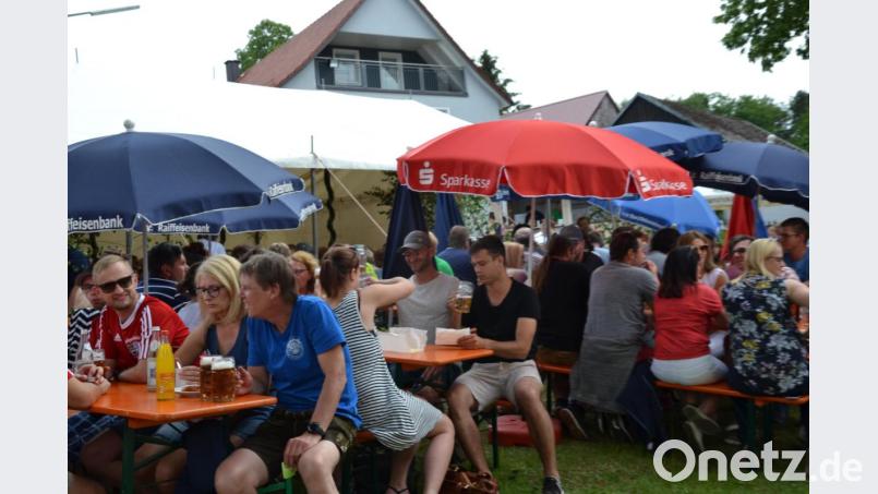 Die Gäste genossen das gute Wetter unter den Sonnenschirmen. Bild: gi