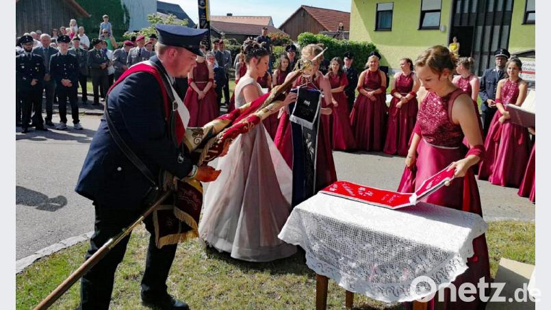 Die traditionelle Weihe der Festfahne, die Raphael Bittner trug, durfte nach den Gottesdiensten nicht fehlen. Bild: lst