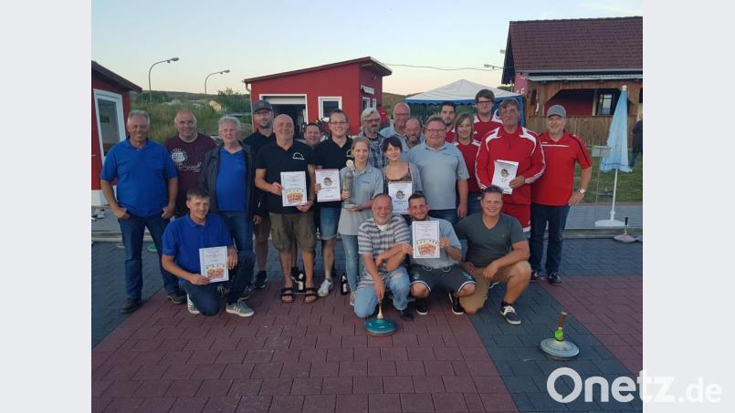 Strahlende Gesichter bei der Siegerehrung. Im Bild von von links die Teams
Soldaten- und Kriegerkameradschaft, Werkstatt, Stammtisch Sophie und TV Nabburg-Kegeln. Bild: exb