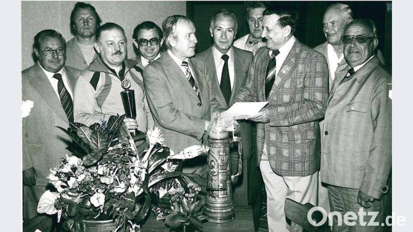 Ein großer Freudentag für die Gemeinde und die SpVgg-Kegler war der 7. Juli 1979, als die moderne und vollautomatische Bundeskegelbahn in der Mehrzweckhalle eröffnet wurde. Der damalige Bezirkssportwart Oskar Krahl (Dritter von rechts) überreichte an Bürgermeister Alfons Bock die offizielle Urkunde des DKB über die Abnahme der neuen Kegelbahn. Heute, nach genau 40 Jahren, scheint die sportliche Heimat der Kegler wegen der Sanierung der Halle in Gefahr. Bild: du