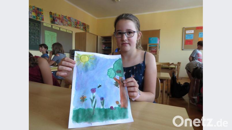 Die 10-jährige Lena präsentiert ihre Bienenwiese. Bild: ubb