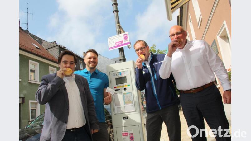 "Jetzt hat jeder Zeit zum Brötchenkaufen oder auch -essen", sagt Oberbürgermeister Oliver Weigel (rechts) und beißt vor dem Parkautomaten herzhaft in die Semmel. Mit auf dem Bild (von links): "MAKnetisch"-Vorsitzender Sebastian Macht, Innenstadtkoordinator Dominik Hartmann und Michael Fuchs vom Ordnungsamt Marktredwitz. Bild: fph
