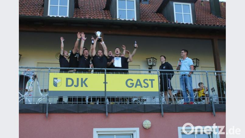Der FC Biercelona feiert die Stadtmeisterschaft, wie einen DFB-Pokal-Sieg. Bild: sne