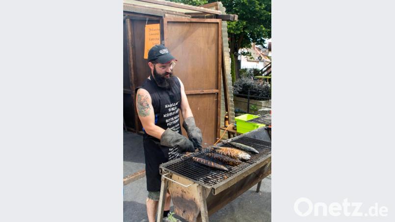 Frisch gegrillt auf glühenden Kohlen sind die Makrelen der Renner beim Pfingstfest Bild: sml