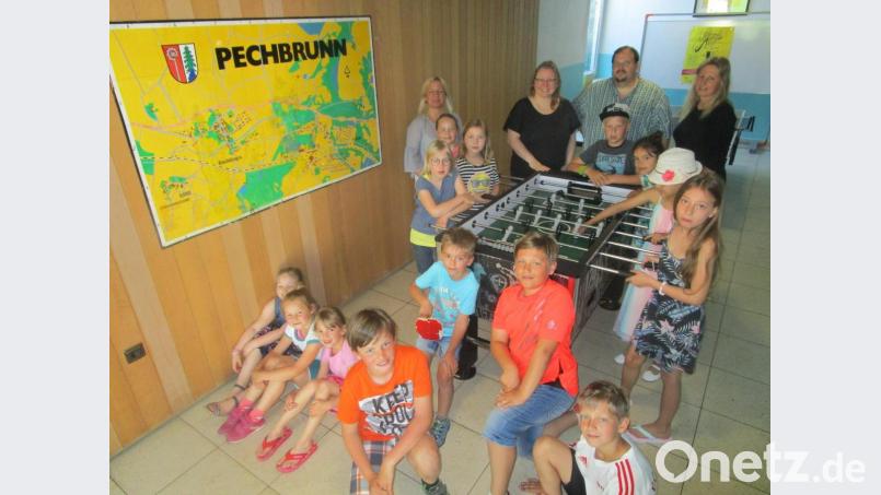 Ein neu angeschaffter Kickertisch kommt bei den Kindern der Grundschule gut an, worüber sich Lehrerin Silke Ruß, die Elternbeiräte Andrea Villwock und Thomas Lippert sowie Elternbeiratsvorsitzende Sandra Dehmel (hinten, von links) sehr freuen. Bild: exb
