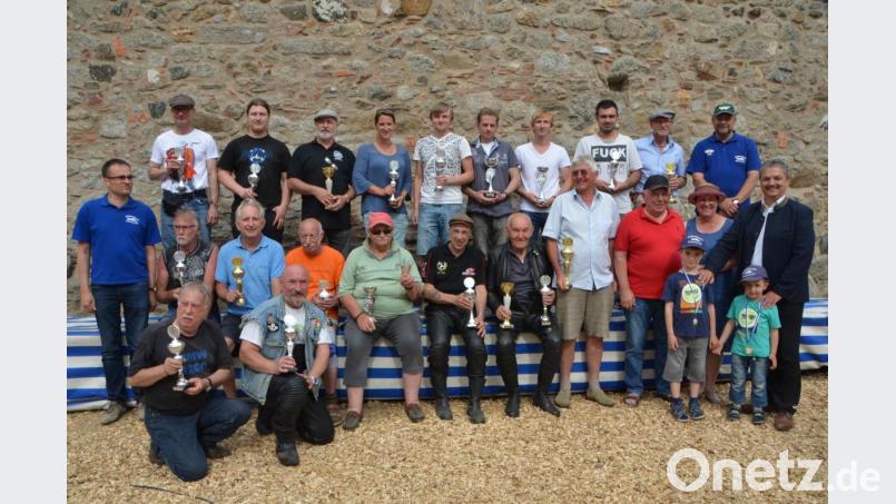 Erwin Rothmaier aus Pirk (sitzend, rechts) war der älteste Teilnehmer der Oldtimer-Ausfahrt bei den 20. &quot;Vohenstrauß-Classics&quot;. Lukas und Felix Hopf (rechts) präsentierten ihren Buggy und erhielten Medaillen. Marianne und Dieter Worschek, links neben Bürgermeister Andreas Wutzlhofer (rechts), reisten mit ihrem Mercedes Benz 320 SL wieder aus Mörfelden-Walldorf an und erhielten einen Pokal für die weiteste Anreise. Bild: dob