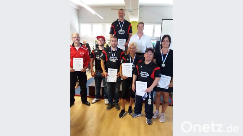 Im Bild von l nach r: Willi Rappl, Betreuer Andreas Mathis, Danny Naber, Silko Salomo, Tschirsky Petray, Trainer Wolfgang Fuchs, Jörg Gottschalk und Carmen Hochholzer. Bild: bim