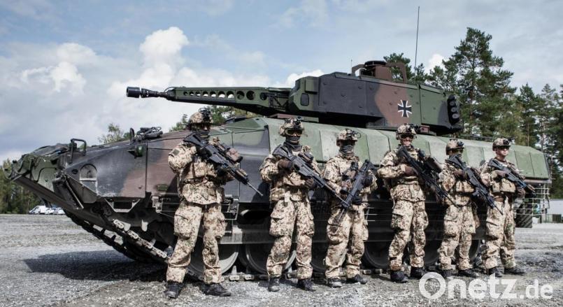 Soldaten des Panzergrenadierbataillons 112 aus Regen stehen neben ihrem Panzer beim ersten Gefechtsschießen mit dem neuen Schützenpanzer Puma auf dem Truppenübungsplatz Grafenwöhr, Bild: Bundeswehr/Norman Möller