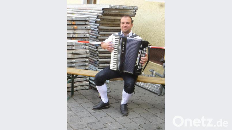 Zur Unterhaltung spielte Michael Heinrich jun. auf seiner „Ziach“ auf. Bild: mad