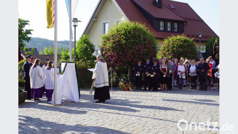 Pfarrer Herbert Rösl begleitete die Gedenkfeier am Kriegerdenkmal für die Verstorbenen der Feuerwehr Stadlern. Bild: mmj
