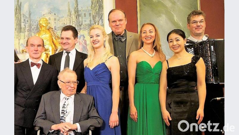 Joachim Pfützenreuter (Vierter von rechts) mit den anderen Preisträgern des Harmonia-Classica-Kompositionswettbewerbs. Bild: exb