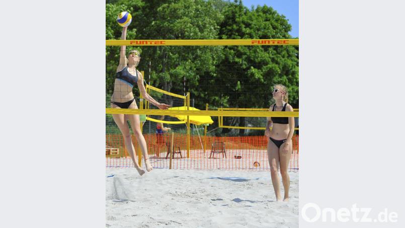 Lena Großmann (links am Netz) und Andrea Hochwind vom TB/ASV Regenstauf in Aktion. Sie gewannen in Runde 2 gegen Priscilla Gatzsche/Tiana Nikolaus (TV Alltdorf/DJK Augsburg-Hoczoll). Bild: Ziegler