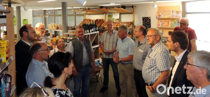 Walter Schäffler (Siebter von rechts) stellte Landrat Andreas Meier und den CSU-Kreisräten den kleinen, aber feinen Dorfladen in Schwarzenbach vor, der auch zum Treffpunkt in der Gemeinde wurde. Bild: mor