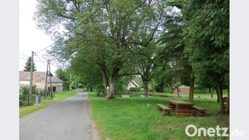Eine Sitzgruppe lädt in Rail/Rajov dort zum Verweilen ein, wo einst die Kapelle Heiligste Dreifaltigkeit stand. Bild: fjo