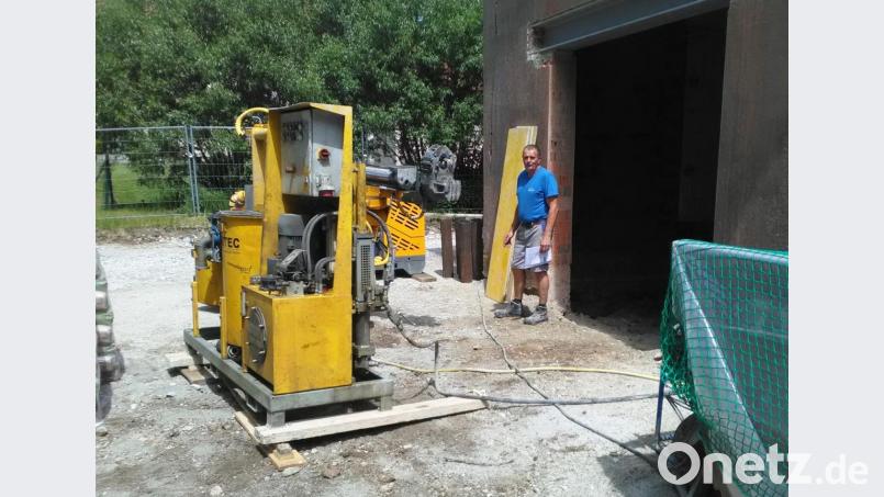Die Bohrmaschine beim Schlachthaus wartet auf ihren Einsatz. Noch fehlen Meißel und Füllmaterial, ab Montag wird dann gebohrt. Bild: ld